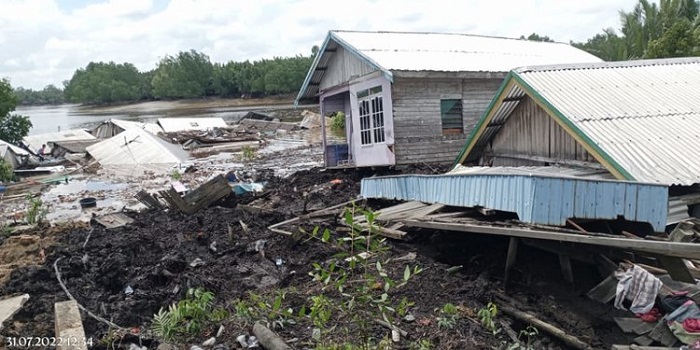 Rumah Warga Rusak Berat Akibat Abrasi, Gubri Minta Pemkab Inhil Relokasi Warga
